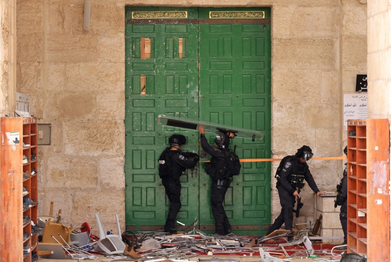 Israeli policemen in front of the gate of the Al-Aqsa Mosque, on the esplanade of the Mosques in East Jerusalem, on May 5, 2022 (AFP - AHMAD GHARABLI)