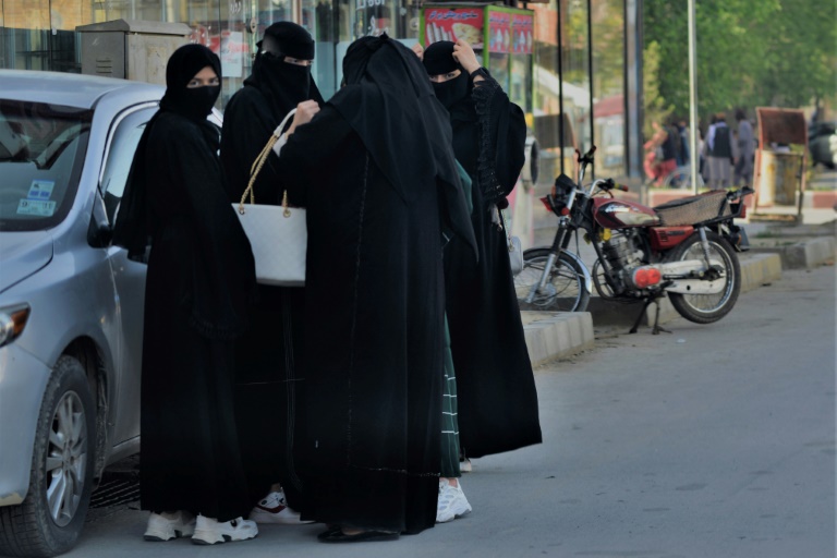 Women in niqab (full veil) in a street in Kabul on May 7, 2022 (AFP - Ahmad SAHEL ARMAN)