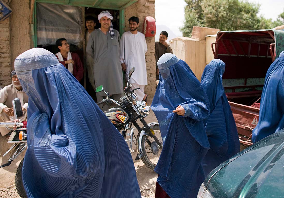 Afghanistan: supreme leader orders women to wear full veil in public