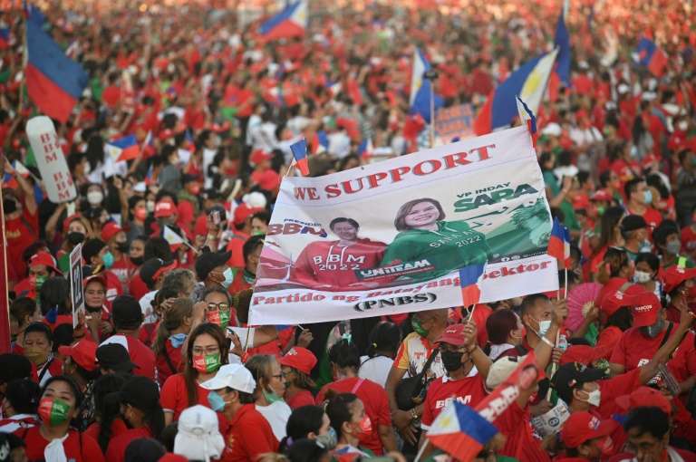 Supporters of Ferdinand Marcos Junior and Sara Duterte during an election rally in Paranaque City, on the outskirts of Manila, on May 7, 2022 (AFP - Ted ALJIBE)
