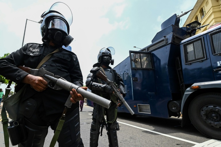 Sri Lankan police officers on duty in front of the president's office on May 9, 2022 in Colombo during clashes between government supporters and demonstrators (AFP - Ishara S. KODIKARA)