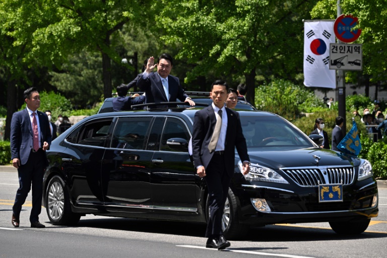 New South Korean President Yoon Suk-yeol waves to the crowd after his inauguration ceremony, May 10, 2022 in Seoul (AFP - Anthony WALLACE)