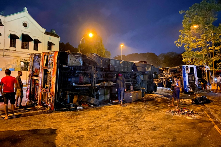 Burned bus near the official residence of resigning Prime Minister Mahinda Rajapaksa in Colombo on May 9, 2022 (AFP - Ishara S. KODIKARA)