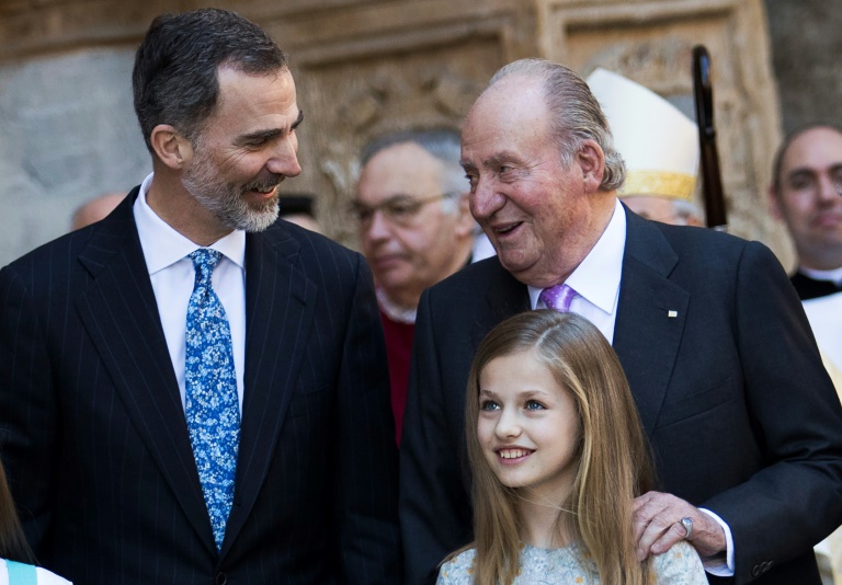 King Felipe VI of Spain with his father, former King Juan Carlos I (d) and one of his daughters, Princess Leonor, in Palma de Mallorca, Spain, April 1, 2018 (AFP/Archives - JAIME REINA)