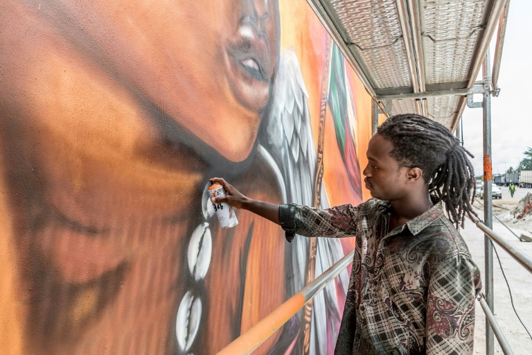 Beninese artist Romario Agbo-Koffi during the Graff Effect festival on May 18, 2022 in Cotonou, Benin (AFP - YANICK FOLLY)