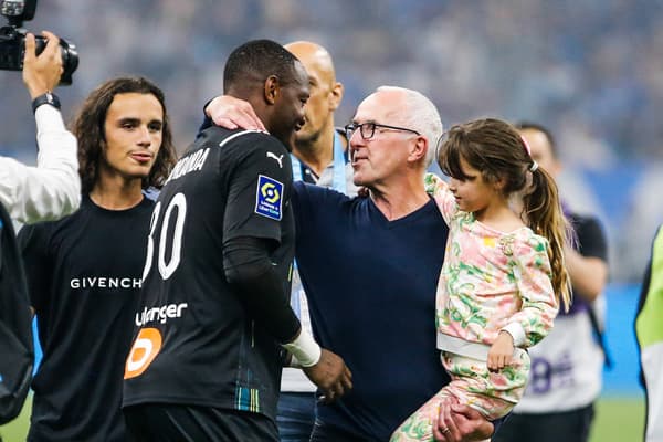 OM President Frank McCourt greets Steve Mandanda, May 21, 2022 OM President Frank McCourt greets Steve Mandanda, May 21, 2022