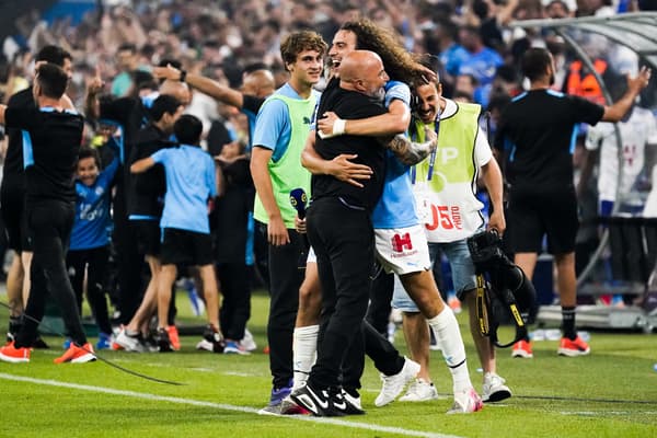 The hug between OM coach Jorge Sampaoli and Matteo Guendouzi, May 21, 2022 The hug between OM coach Jorge Sampaoli and Matteo Guendouzi, May 21, 2022