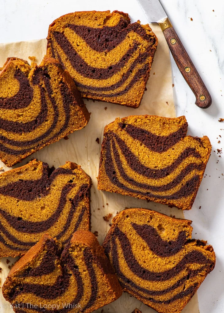 Vue aérienne de tranches de gâteau marbré à la citrouille sans gluten.